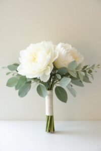 minimalist wedding bouquet inspiration